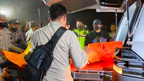 Kapal Feri KMP Nusa Penida terbakar di pelabuhan PT Dukuh Raya Desa Labuhan Tereng Kecamatan Lembar, Sabtu (16/7/2022). Satu awak kapal tewas.