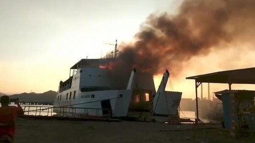 Kapal Feri KMP Nusa Penida terbakar di Pelabuhan PT Dukuh Raya Desa Labuhan Tereng, Kecamatan Lembar, Sabtu (16/7/2022).