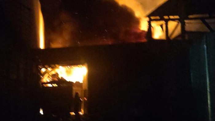 Kebakaran gudang rongsokan di Surabaya