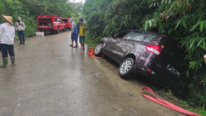 Kecelakaan terjadi di jalur alternatif menuju kawasan Puncak, Kabupaten Bogor, tepatnya di Desa Pasir Angin, Kecamatan Megamendung. Sebuah mobil terperosok dekat jurang.