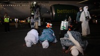 Sejumlah jemaah haji asal Kabupaten Pati sujud syukur saat tiba di Bandara Adi Soemarmo, Boyolali, Jawa Tengah, Jumat (15/7) malam. Antara Foto/Aloysius Jarot Nugroho.