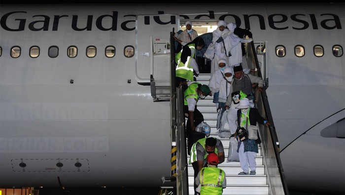 Jamaah haji asal Kabupaten Pati tiba di Bandara Adi Soemarmo, Boyolali, Jawa Tengah, Jumat (15/7/2022). Sebanyak 360 jamaah haji tergabung dalam kelompok terbang (kloter) pertama asal Kabupaten Pati tiba dengan selamat di Tanah Air. ANTARA FOTO/Aloysius Jarot Nugroho/pras.
