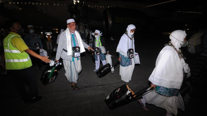 Jamaah haji asal Kabupaten Pati tiba di Bandara Adi Soemarmo, Boyolali, Jawa Tengah, Jumat (15/7/2022). Sebanyak 360 jamaah haji tergabung dalam kelompok terbang (kloter) pertama asal Kabupaten Pati tiba dengan selamat di Tanah Air. ANTARA FOTO/Aloysius Jarot Nugroho/pras.