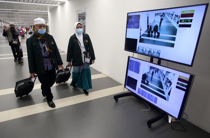 JAmaah haji kloter pertama asal Jawa Barat melakukan sujud syukur setibanya di Terminal 2 Bandara Soekarno Hatta, Tangerang, Banten, Sabtu (16/7/2022) dini hari. Kloter pertama haji asal Jawa Barat dan kloter pertama DKI Jakarta sudah tiba di tanah air usai menunaikan rangkaian ibadah haji. ANTARA FOTO/Muhammad Iqbal/pras.