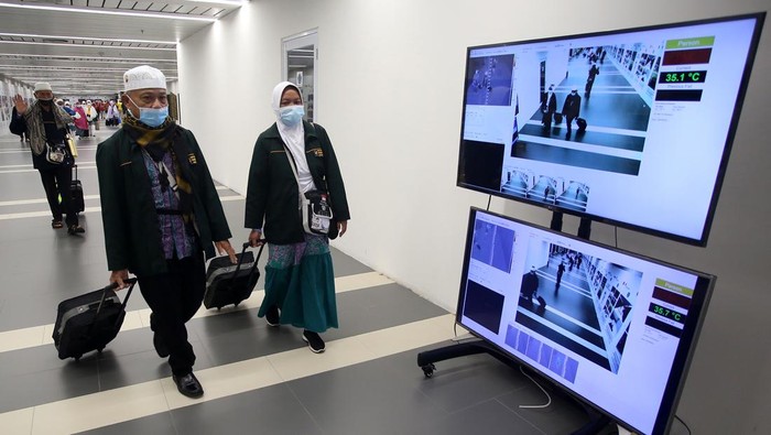 KEDATANGAN KLOTER PERTAMA HAJI DI JAKARTA JAmaah haji kloter pertama asal Jawa Barat melakukan sujud syukur setibanya di Terminal 2 Bandara Soekarno Hatta, Tangerang, Banten, Sabtu (16/7/2022) dini hari. Kloter pertama haji asal Jawa Barat dan kloter pertama DKI Jakarta sudah tiba di tanah air usai menunaikan rangkaian ibadah haji. ANTARA FOTO/Muhammad Iqbal/pras.