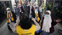 Petugas kesehatan dari Kantor Kesehatan Pelabuhan (KKP) Klas 1 Soetta memberikan pengarahan kepada jamaah haji kloter pertama asal Jawa Barat di Terminal 2 Bandara Soekarno Hatta. Antara Foto/Muhammad Iqbal.