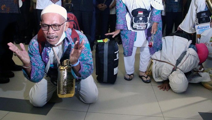 KEDATANGAN KLOTER PERTAMA HAJI DI JAKARTA JAmaah haji kloter pertama asal Jawa Barat melakukan sujud syukur setibanya di Terminal 2 Bandara Soekarno Hatta, Tangerang, Banten, Sabtu (16/7/2022) dini hari. Kloter pertama haji asal Jawa Barat dan kloter pertama DKI Jakarta sudah tiba di tanah air usai menunaikan rangkaian ibadah haji. ANTARA FOTO/Muhammad Iqbal/pras.