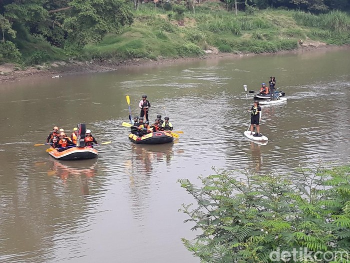 Kelompok pecinta lingkungan melakukan susur sungai dalam rangkaian kegiatan Ekspedisi Bengawan Solo, Sabtu (16/7/2022).