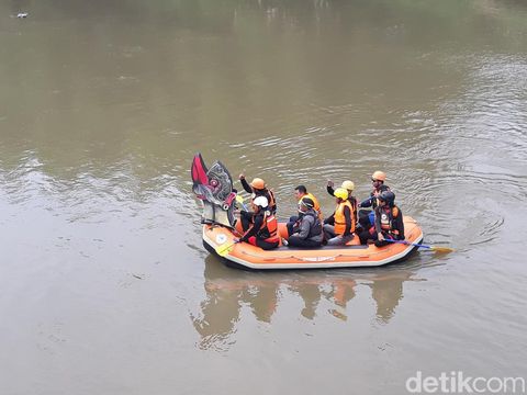 Kelompok pecinta lingkungan melakukan susur sungai dalam rangkaian kegiatan Ekspedisi Bengawan Solo, Sabtu (16/7/2022).