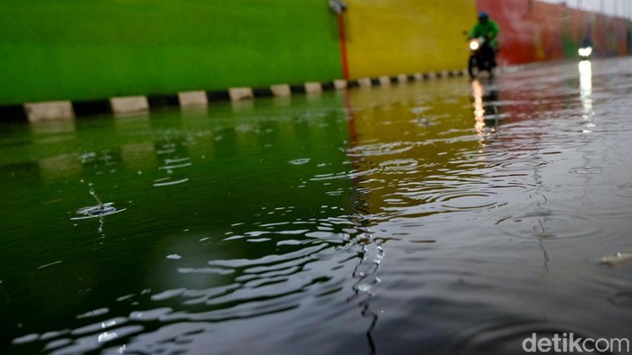 Gejala La Nina ditandai dengan naiknya suhu air laut yang mengalami pendinginan di kondisi normal. Akibatnya, curah hujan meningkat dan bisa menyebabkan banjir.