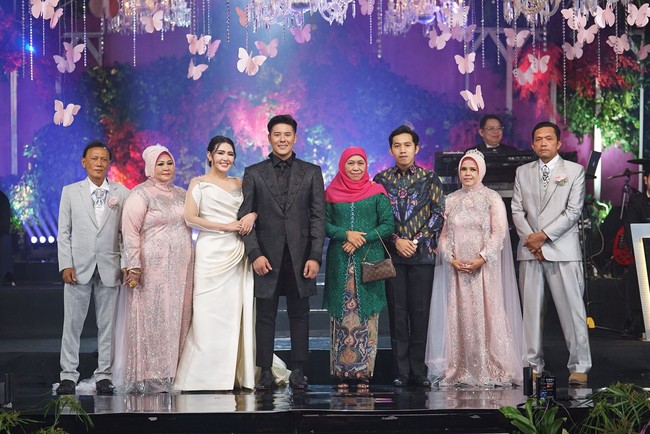 Tak cukup satu gaun, ia juga mengandalkan gaun lain. Giliran gaun berwarna putih karya Hian Tjen. (Foto: Dok. Humas Pemprov Jatim)