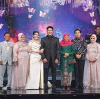 Tak cukup satu gaun, ia juga mengandalkan gaun lain. Giliran gaun berwarna putih karya Hian Tjen. (Foto: Dok. Humas Pemprov Jatim)