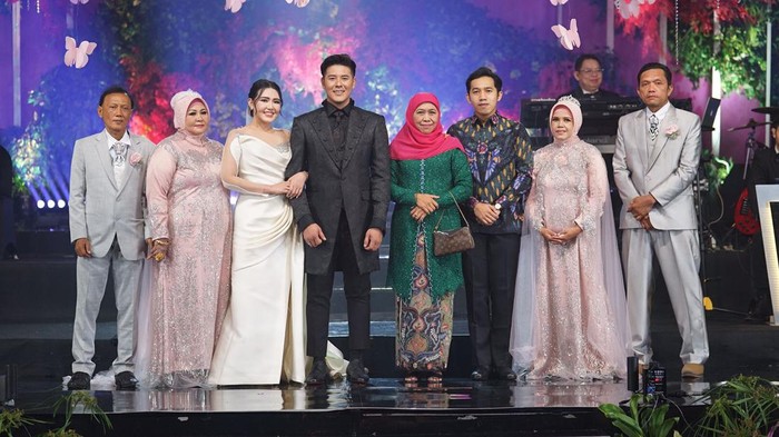 Khofifah-Emil Kompak Hadiri Resepsi Via Vallen Via Vallen dan Chevra Yolandi menggelar resepsi pernikahan di Hotel JW Marriott Surabaya, Sabtu (16/7/2022) malam. Sejumlah pejabat hadir.