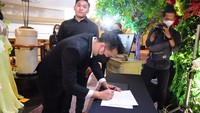 Wagub Jatim Emil Dardak mengisi buku tamu/Foto: Istimewa (dok. Humas Pemprov Jatim)