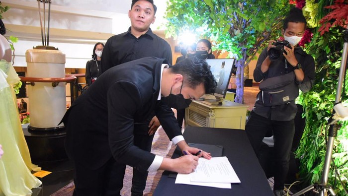 Khofifah-Emil Kompak Hadiri Resepsi Via Vallen Via Vallen dan Chevra Yolandi menggelar resepsi pernikahan di Hotel JW Marriott Surabaya, Sabtu (16/7/2022) malam. Sejumlah pejabat hadir.
