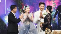 Wagub Jatim Emil Dardak dan Arumi Bachsin bersalaman dengan Via Vallen dan Chevra Yolandi/Foto: Istimewa (dok. Humas Pemprov Jatim)