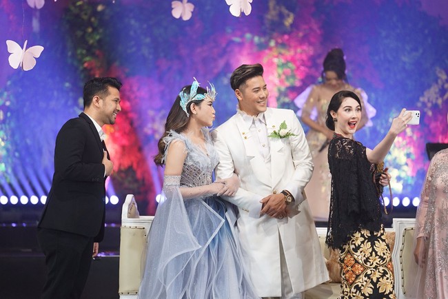 Senada dengan penampilan istrinya, Chevra Yolandi tampak gagah dengan setelan serba putih. Jas sepanjang di atas lutut sukses memancarkan auranya bak pangeran. (Foto: Dok. Humas Pemprov Jatim)