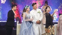 Wagub Jatim Emil Dardak dan Arumi Bachsin selfie bersama Via Vallen dan Chevra Yolandi/Foto: Istimewa (dok. Humas Pemprov Jatim)