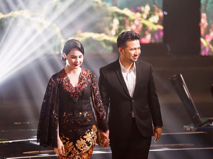 Khofifah-Emil Kompak Hadiri Resepsi Via Vallen Via Vallen dan Chevra Yolandi menggelar resepsi pernikahan di Hotel JW Marriott Surabaya, Sabtu (16/7/2022) malam. Sejumlah pejabat hadir.