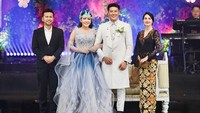 Wagub Jatim Emil Dardak dan Arumi Bachsin berfoto dengan Via Vallen dan Chevra Yolandi/Foto: Istimewa (dok. Humas Pemprov Jatim)