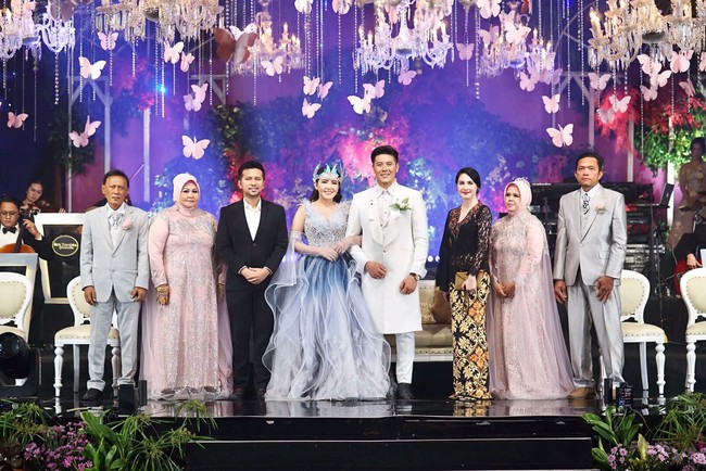 Setelah resepsi, Via Vallen dan Chevra Yolandi melanjutkan rangkaian acara pernikahannya dengan sebuah resepsi di JW Marriot Hotel Surabaya, Jawa Timur, Sabtu (16/7/2022). Dilihat dari dekorasinya, acara yang dihadiri banyak figur publik tersebut bertema negeri dongeng. (Foto: Dok. Humas Pemprov Jatim)