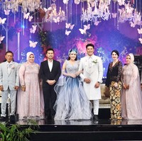 Setelah resepsi, Via Vallen dan Chevra Yolandi melanjutkan rangkaian acara pernikahannya dengan sebuah resepsi di JW Marriot Hotel Surabaya, Jawa Timur, Sabtu (16/7/2022). Dilihat dari dekorasinya, acara yang dihadiri banyak figur publik tersebut bertema negeri dongeng. (Foto: Dok. Humas Pemprov Jatim)