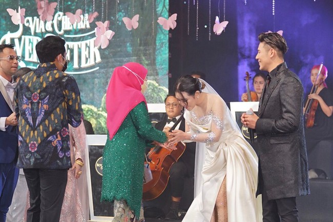 Gaun dengan tampilan minamalis tersebut hadir dengan siluet struktural yang meninggalkan kesan elegan. Sementara itu, belahan tinggi pada bagian rok mengakomodasi keseksian penyanyi dangdut 30 tahun itu.  (Foto: Dok. Humas Pemprov Jatim)