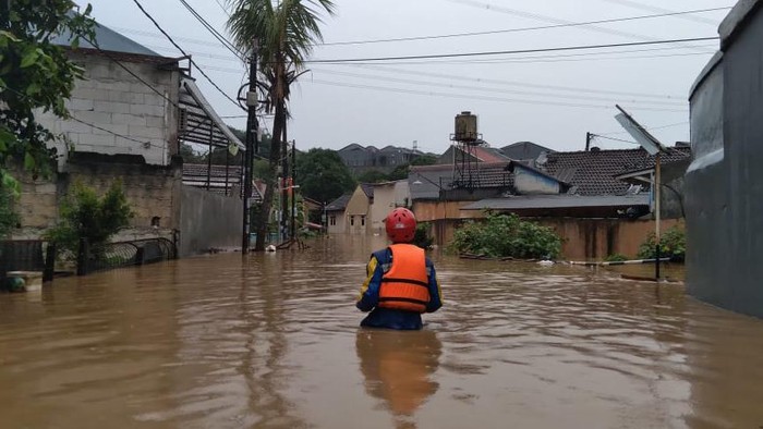 Kondisi banjir di Villa Pamulang, Depok pada Sabtu (16/7/2022) pagi.