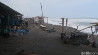 Sederet warung semi permanen di bibir Pantai Depok sisi timur, Bantul, yang rusak usai diterjang gelombang pasang. (Foto: Pradito Rida Pertana/detikJateng)