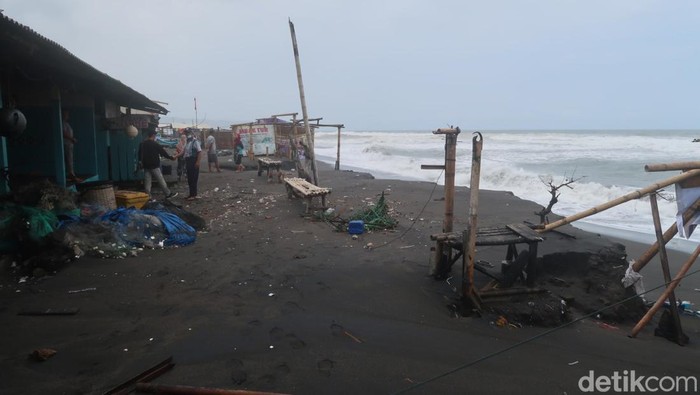 Kondisi Pantai Depok sisi timur, Bantul, usai diterjang gelombang pasang pada Sabtu (16/7/2022). Sejumlah warung semi permanen rusak.
