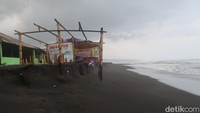 Rangka bambu warung semi permanen di tepi Pantai Depok sisi timur, Bantul, yang ditinggalkan pemiliknya usai diterjang gelombang pasang. (Foto: Pradito Rida Pertana/detikJateng)
