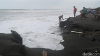 Warga mencari puing yang tersisa dari warung semi permanen yang rusak usai diterjang gelombang pasang. (Foto: Pradito Rida Pertana/detikJateng)
