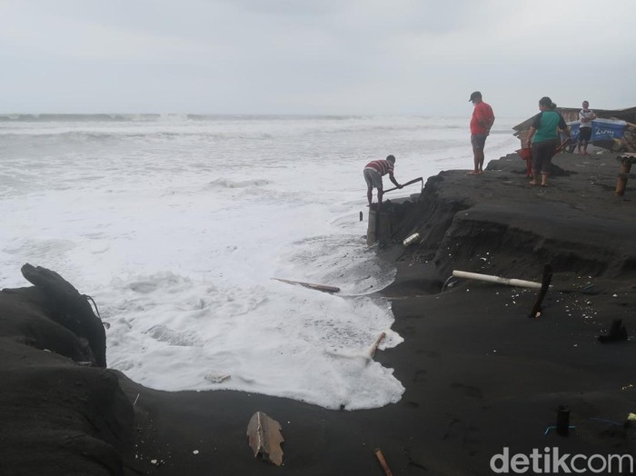 Kondisi Pantai Depok sisi timur, Bantul, usai diterjang gelombang pasang, Sabtu (16/7/2022) Tampak beberapa lapak semi permanen rusak.