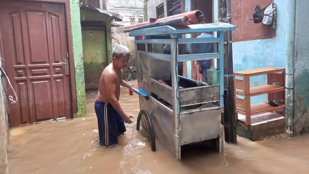 Kondisi terkini banjir di permukiman warga Kampung Melayu, Jaktim, Sabtu (16/7/2022) siang.