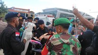 Selain korban meninggal, petugas juga mengevakuasi korban luka-luka ke Timika untuk diberikan perawatan lebih lanjut. Foto: Pool