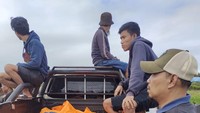 Tampak 3 korban meninggal dikemas dalam kantong jenazah dan disimpan di atas sebuah pikap. Tampak juga ekspresi warga yang hanya bisa terdiam akibat insiden tragis ini. Foto: Pool