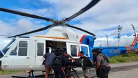 Kemudian evakuasi juga dilakukan dengan menggunakan Helikopter Polri P-3002. Terlihat petugas yang sedang mengevakuasi korban ke dalam helikopter. Foto: Pool