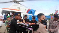 Petugas buru-buru mengevakuasi korban luka dari helikopter Polri menuju ambulans agar bisa segera dilarikan ke rumah sakit dan diberikan perawatan intensif. Foto: Pool