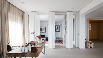 Oke juga konsepnya menyembunyikan kamar tidur di balik rak buku. Foto: (Bored Panda).