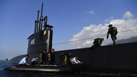 Prajurit Kopaska menaiki geladak kapal selam KRI Alugoro 405 saat persiapan latihan di perairan Situbondo, Jawa Timur.