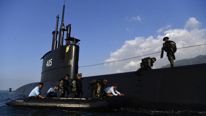 KRI Alugoro 405 Siap Ikut Latihan Perang di Perairan Situbondo Prajurit Kopaska menaiki geladak Kapal Selam KRI Alugoro 405 saat persiapan latihan di perairan Situbondo, Jawa Timur, Sabtu (16/7/2022). Puskopaska melaksanakan latihan tugas Peperangan Laut Khusus tersebut dengan melibatkan Kapal Selam KRI Alugoro 405 dengan tujuan melatih dan meningkatkan kemampuan Tim Kopaska dalam peperangan laut khusus. ANTARA FOTO/Zabur Karuru/wsj.
