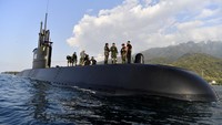 Direktur Operasi Puskopaska Kolonel Laut (P) Johan Wahyudi bersama Komandan Satuan Tugas Peperangan Laut Khusus Letkol Laut (P) Sadarianto serta Wakil Komandan Satuan Tugas Peperangan Laut Khusus Mayor Laut (S) Mulya Abadi memberikan pengarahan rencana operasi kepada prajurit Kopaska di atas geladak Kapal Selam KRI Alugoro 405 di perairan Situbondo, Jawa Timur, Sabtu (16/7/2022).