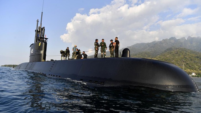 KRI Alugoro 405 Siap Ikut Latihan Perang di Perairan Situbondo Prajurit Kopaska menaiki geladak Kapal Selam KRI Alugoro 405 saat persiapan latihan di perairan Situbondo, Jawa Timur, Sabtu (16/7/2022). Puskopaska melaksanakan latihan tugas Peperangan Laut Khusus tersebut dengan melibatkan Kapal Selam KRI Alugoro 405 dengan tujuan melatih dan meningkatkan kemampuan Tim Kopaska dalam peperangan laut khusus. ANTARA FOTO/Zabur Karuru/wsj.