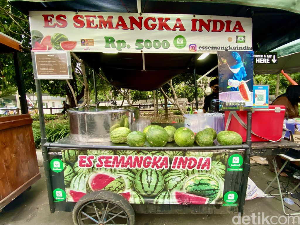 Kalibata, surganya kuliner malam dengan pilihan makanan dan minuman yang beragam dan murah.
