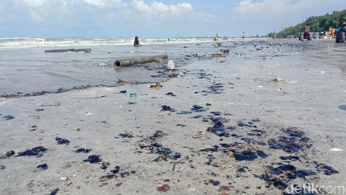 Limbah minyak di Pantai Kerangmas, Lampung Timur.