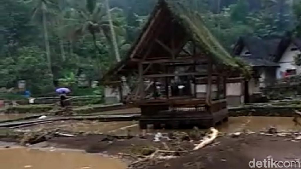 Video Kampung Naga Tasikmalaya Dihantam Banjir Bandang