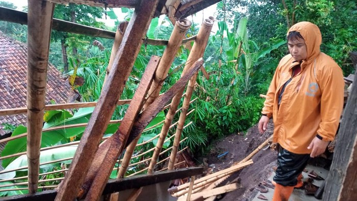Longsor Terjang Rumah Warga di KBB