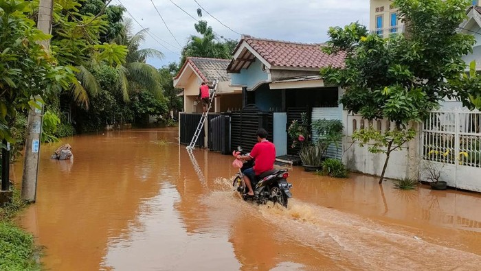 Luapan Kali Angke Mulai Masuk ke Vila Dago Tol Tangsel