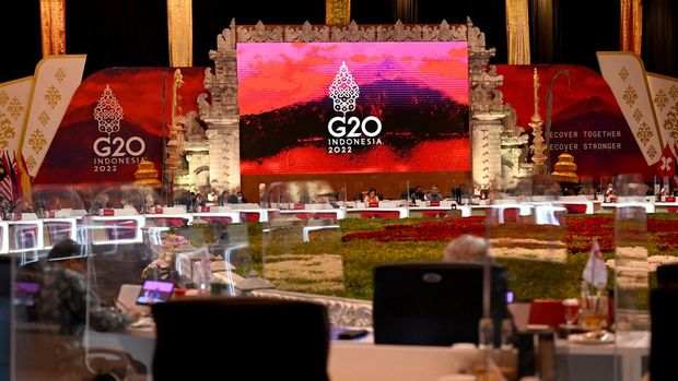 Menteri Keuangan Indonesia Sri Mulyani (depan) menghadiri Pertemuan Menteri Keuangan G20 di Nusa Dua, di pulau resor Indonesia Bali, pada 16 Juli 2022. (AFP/SONNY TUMBELAKA)