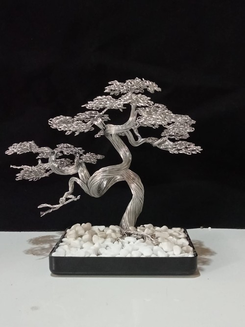 Miniatur bonsai dari kawat aluminium yang unik buatan mahasiswa di Buleleng.
